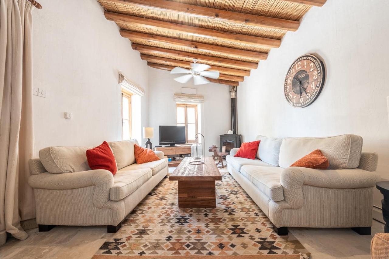 The Carob Tree Villa - Rustic Luxury Home With Access To Pool And Restaurant لارنكا المظهر الخارجي الصورة